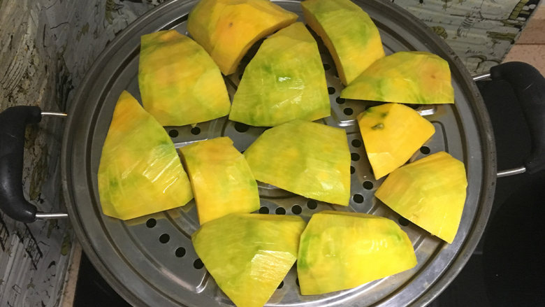 红豆南瓜饼,将南瓜切成小块,放入蒸锅大火蒸10分钟
