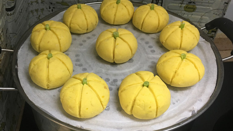 红豆南瓜饼,用牙签或刀背对称的压出南瓜的纹路,可以稍微深些,不然一蒸可能就纹路浅了看不太出来
