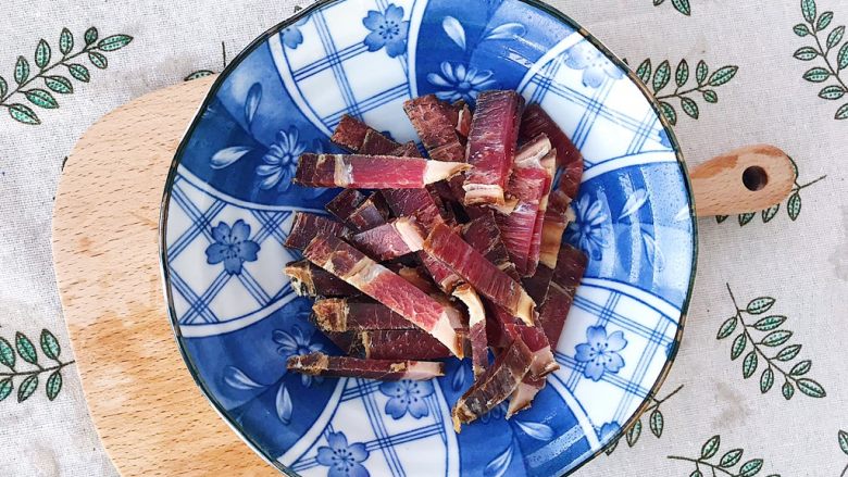 西芹炒熏腊,熏腊肉切薄片（腊肉成品肉质会变得结实而坚硬 如果更方便的话可以讲腊肉蒸熟后再切会容易一些 ）