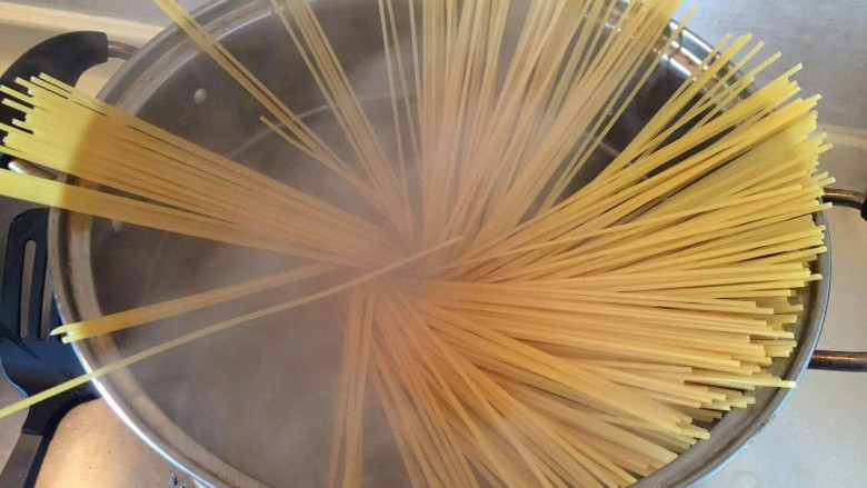 番茄火腿意面🍅🍝,煮意面一共12分钟,喜欢口感软的可以再加三分钟。