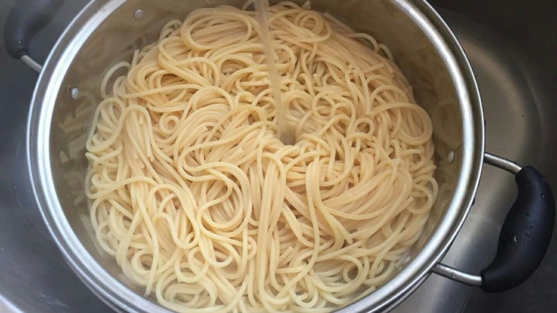 番茄火腿意面🍅🍝,这个时候意面差不多煮好了拿起过冰水,这样可以使意面的口感Q弹爽滑。