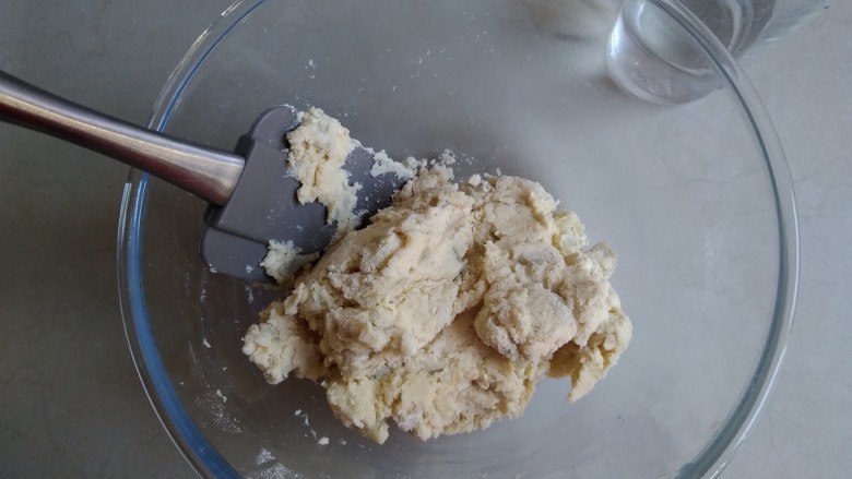 红薯司康饼,用切拌的方式将它们混合,再倒入水水量根据面粉吸水性而定