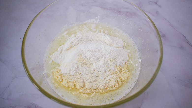 原味费南雪,加入粉类,继续用手动打蛋器搅拌均匀