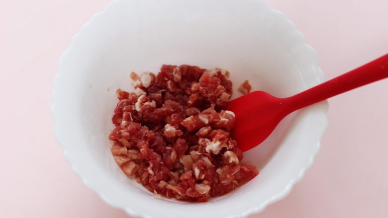 白菜海虹肉丁饺子,把<a style='color:red;display:inline-block;' href='/shicai/ 414'>猪肉</a>洗净后用刀切成小丁。