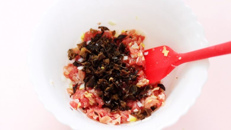 白菜海虹肉丁饺子,把煮熟的海虹肉用刀一切两开放入馅料里。