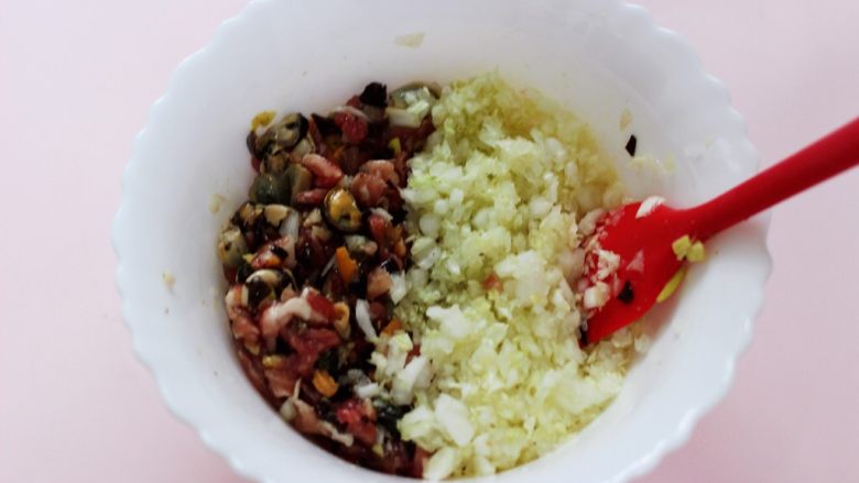 白菜海虹肉丁饺子,<a style='color:red;display:inline-block;' href='/shicai/ 113'>大白菜</a>洗净后沥干水份,用刀剁碎放入搅拌均匀的馅料里搅拌均匀。