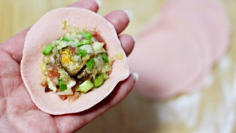白菜海虹肉丁饺子,面皮中加入搅拌好的馅料。
