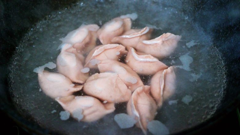 白菜海虹肉丁饺子,锅中倒入适量的清水烧开后,把包好的饺子放入锅中。