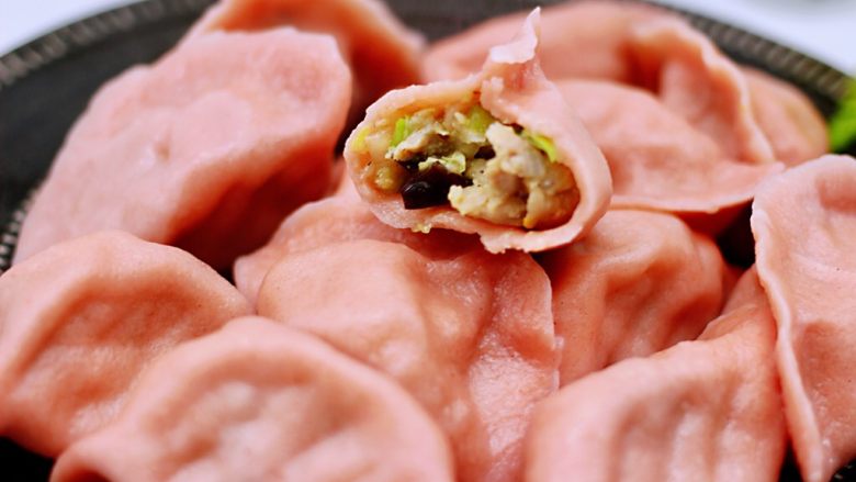 白菜海虹肉丁饺子,吃上一口超级满足,嘻嘻,鲜掉眉毛没人管。