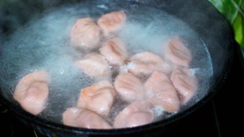 白菜海虹肉丁饺子,大火煮沸后点少许清水,反复4次后,看见所有的饺子漂浮在水面上即可关火。