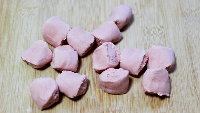 白菜海虹肉丁饺子,静置好的面团排气揉匀后,用手搓成长条后,揪成大小一致的剂子,不会用手揪的可以直接用刀切。