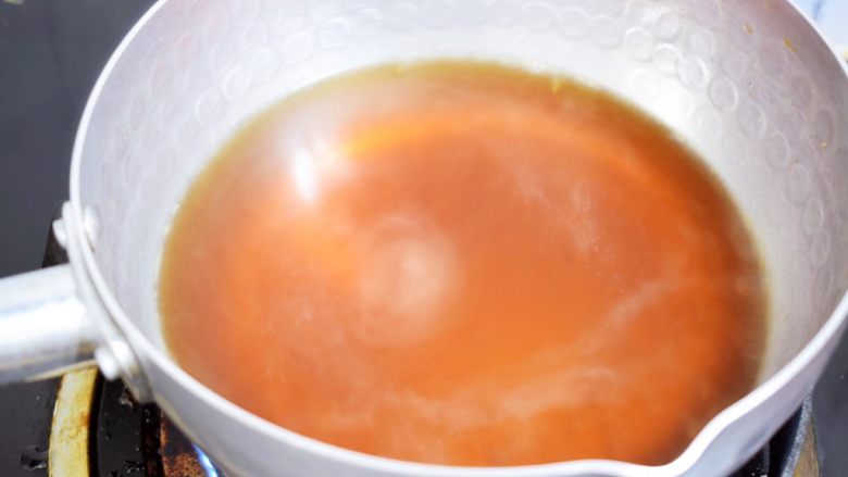 汤圆版红糖糍粑,中小火加热至红糖融化,糖水沸腾