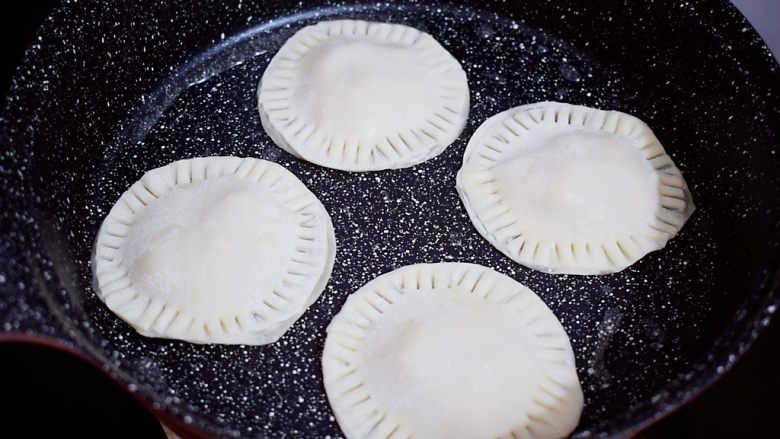 饺子皮香蕉派,平底锅倒入适量的食用油烧热,放入香蕉派生坯