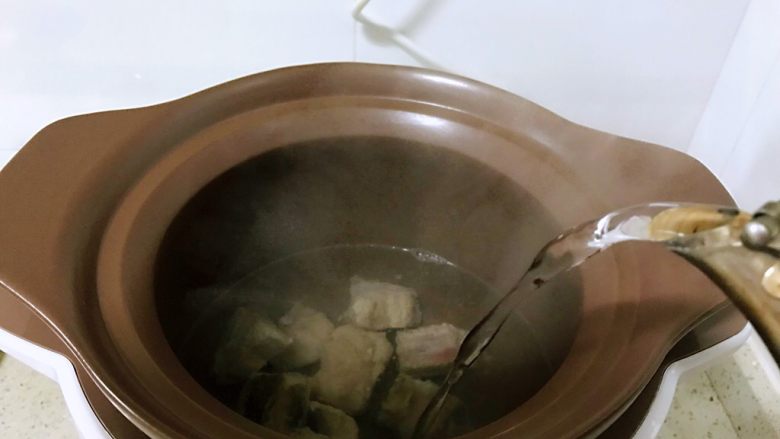 排骨炖山药,电炖锅中放排骨,加入开水,调到炖肉按键。