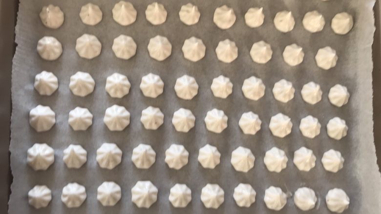 无糖红枣溶豆,均匀的挤入烤盘中,放入提前预热好的烤箱,上下管100度60分钟左右