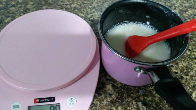 港式菠萝包,汤种食材混合均匀,用小火煮至糊状