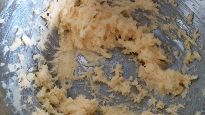 港式菠萝包,再做酥皮,黄油软化到位分三次加入糖粉打发