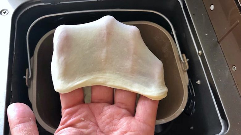 河南小吃-羊肉烩面,8、将水倒入面粉中启动面包机的揉面功能20分钟,面团达到非常好的延展性。