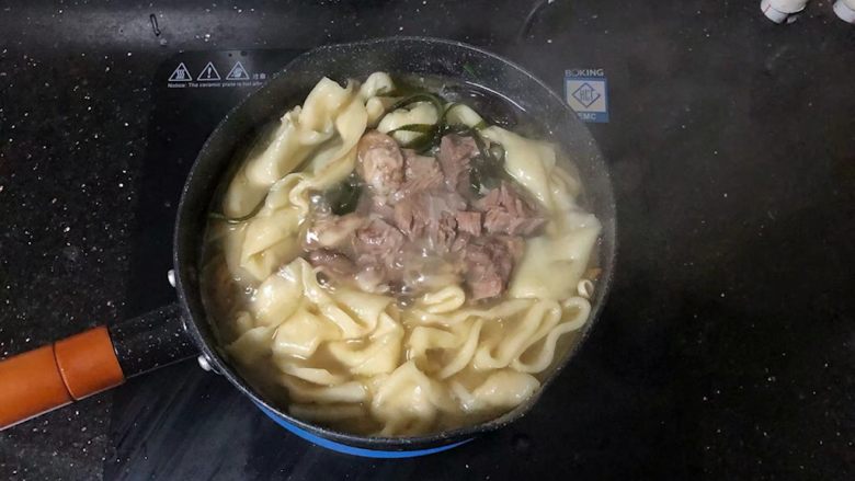 河南小吃-羊肉烩面,18、煮熟的羊肉切成小块放入锅中。