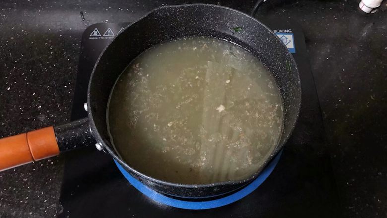 河南小吃-羊肉烩面,15、取一个小锅倒入一人份的羊肉汤煮沸。