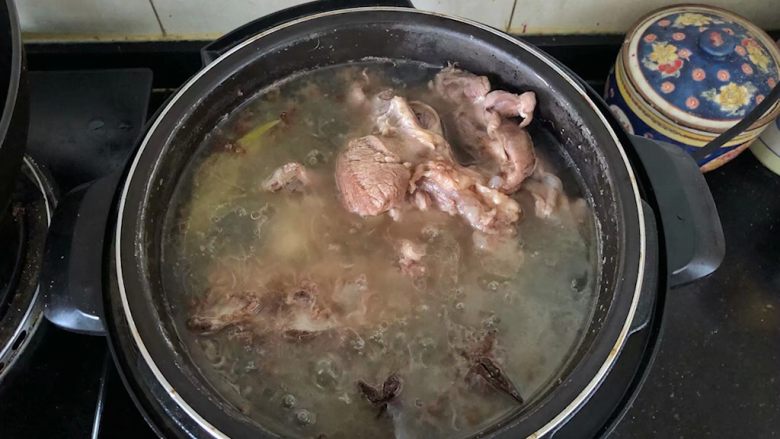 河南小吃-羊肉烩面,6、压好的羊肉软烂、汤汁浓郁。