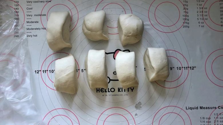 河南小吃-羊肉烩面,10、切成7份,盖上保鲜膜松弛10分钟。