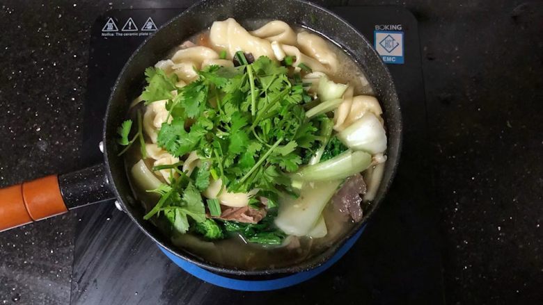 河南小吃－羊肉烩面,20、最后撒上香菜段和蒜苗粒，淋上少许香油即可。