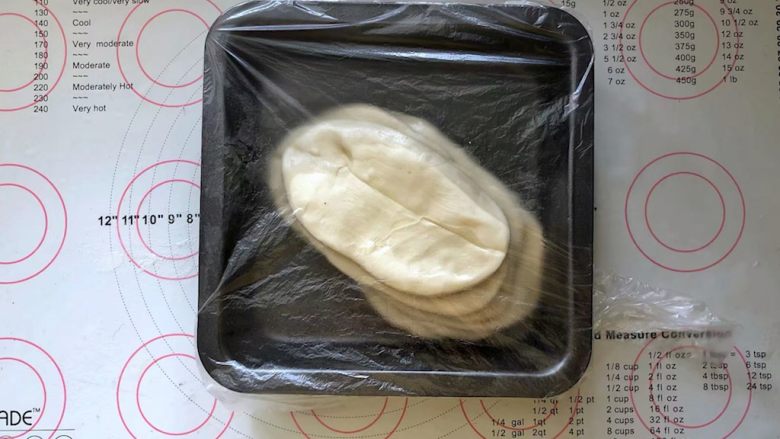 河南小吃-羊肉烩面,13、整理好所有的面胚后盖上保鲜膜松弛30分钟以上。