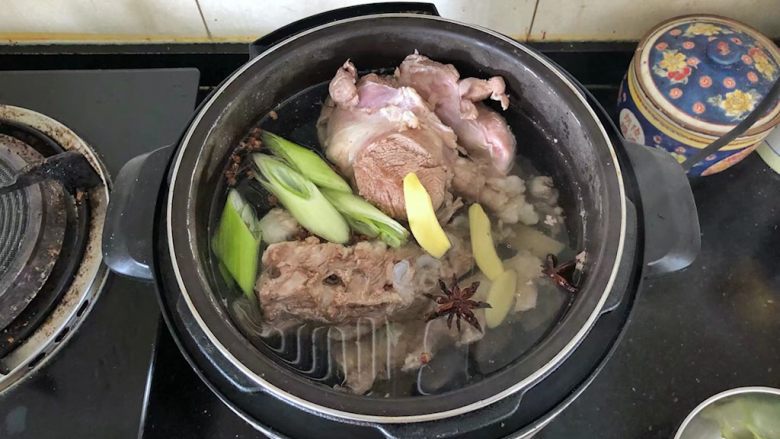 河南小吃-羊肉烩面,5、放入葱段、姜片、花椒、八角、料酒,盖好盖子压30分钟。