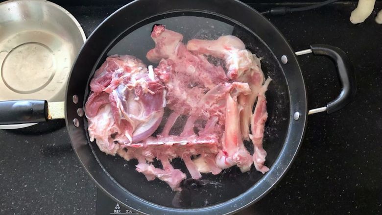 河南小吃-羊肉烩面,2、先把羊肉、羊骨清洗干净后凉水入锅。