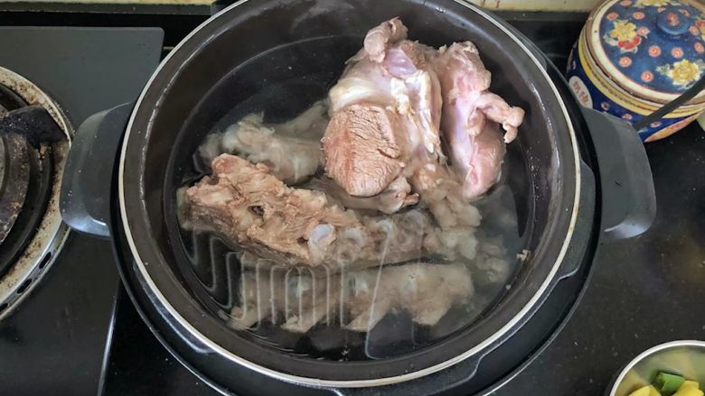 河南小吃-羊肉烩面,4、捞出清冼干净重新放入高压锅中,加入适量的清水。