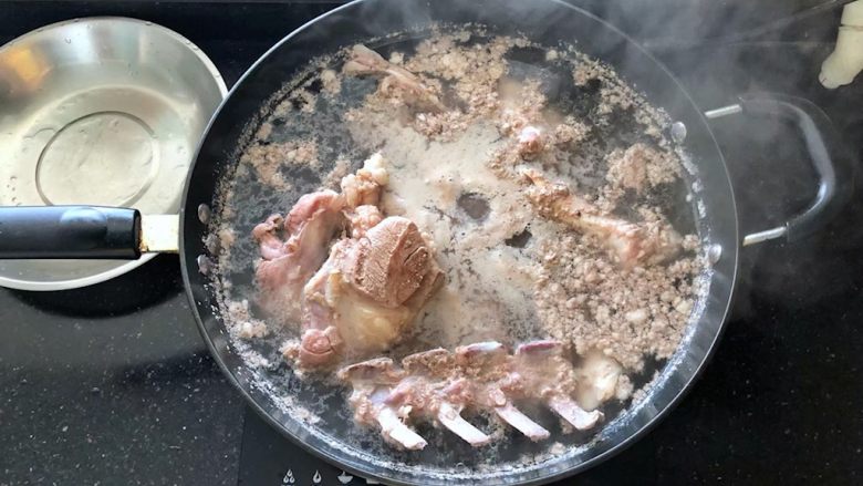 河南小吃-羊肉烩面,3、大火烧开煮出血沫。