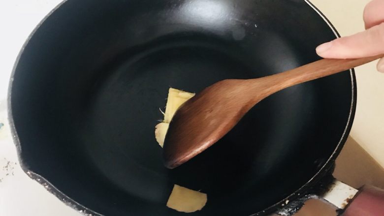 昂公炖豆腐,锅大火烧热,用姜片擦锅(防止粘锅)