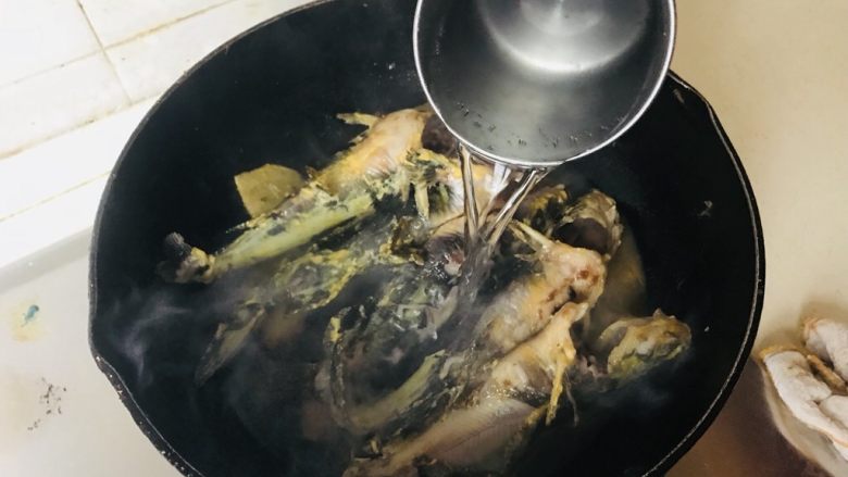 昂公炖豆腐,昂公煸制后,加入冷水。