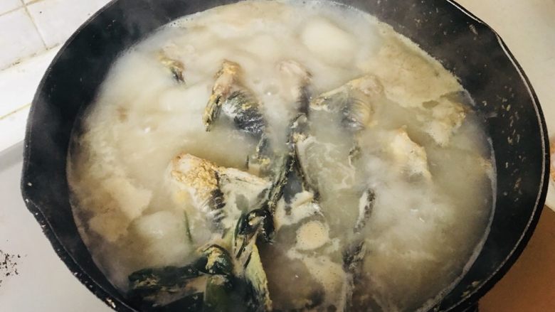昂公炖豆腐,汤烧开,泛白