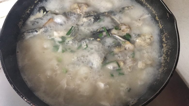 昂公炖豆腐,再炖两分钟,撒上大蒜末即可