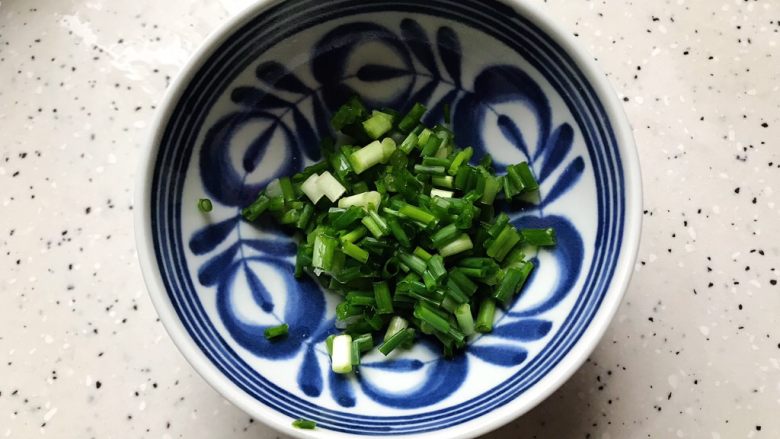 鸡汁冬笋香菇蒸腊肠,小葱洗净之后切圈,备用