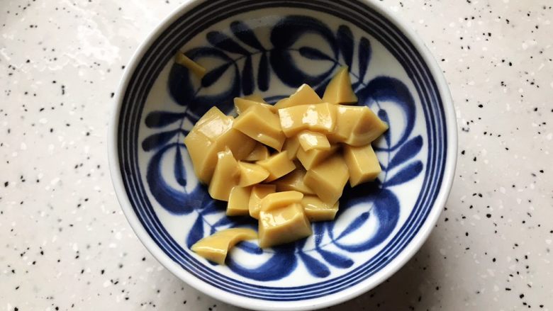鸡汁冬笋香菇蒸腊肠,鸡汁浓汤宝切成小块,备用