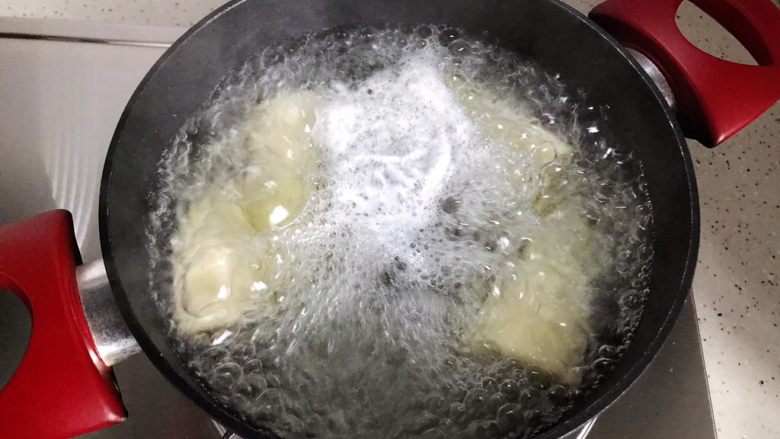 鸡汁冬笋香菇蒸腊肠,水开后放入冬笋,煮至有白沫,大约3.4分钟