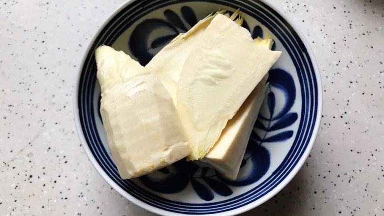 鸡汁冬笋香菇蒸腊肠,冬笋处理干净之后洗净,对半切开,备用