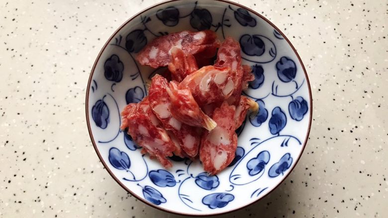 鸡汁冬笋香菇蒸腊肠,腊肠冲洗干净之后斜45°切成片,备用