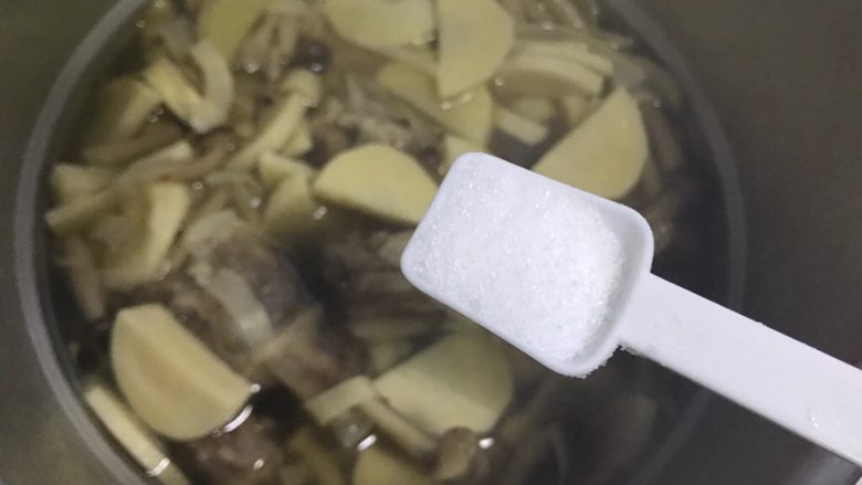 冬笋菌菇排骨老鸭煲(高压锅版),加一小勺细盐