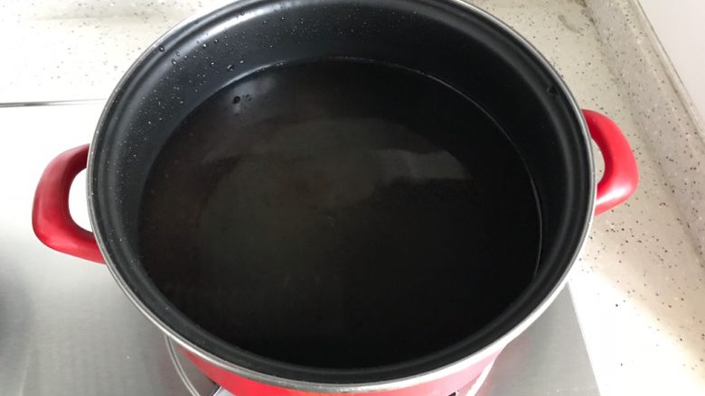 冬笋菌菇排骨老鸭煲(高压锅版),锅内煮适量清水