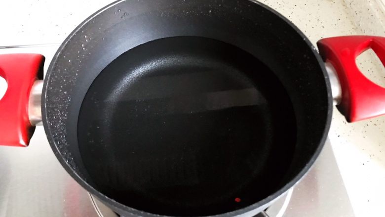 冬笋菌菇排骨老鸭煲(高压锅版),锅内煮适量清水