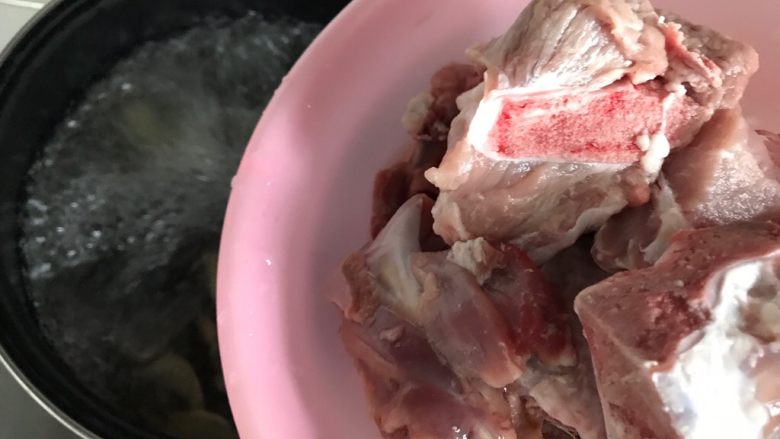 冬笋菌菇排骨老鸭煲(高压锅版),放入老鸭和排骨