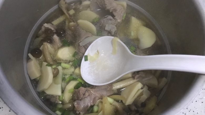 冬笋菌菇排骨老鸭煲(高压锅版),搅拌均匀,即可