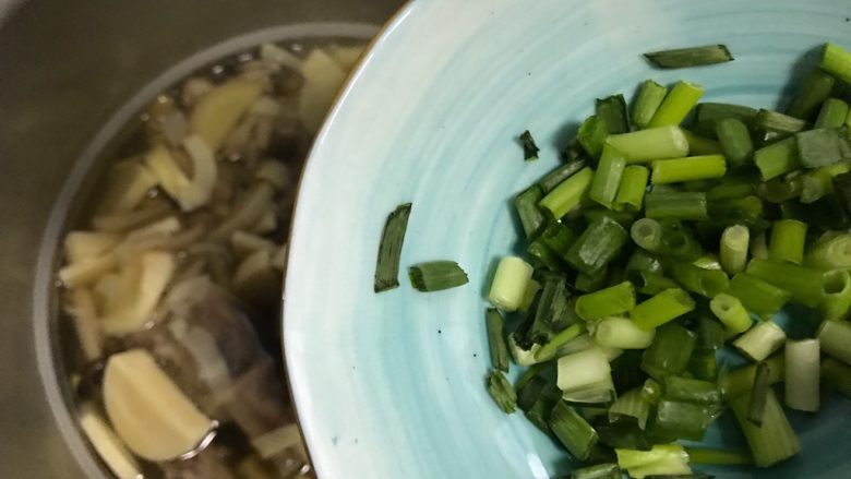 冬笋菌菇排骨老鸭煲(高压锅版),加入小葱