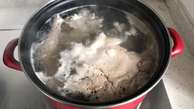 冬笋菌菇排骨老鸭煲(高压锅版),大火煮10分钟