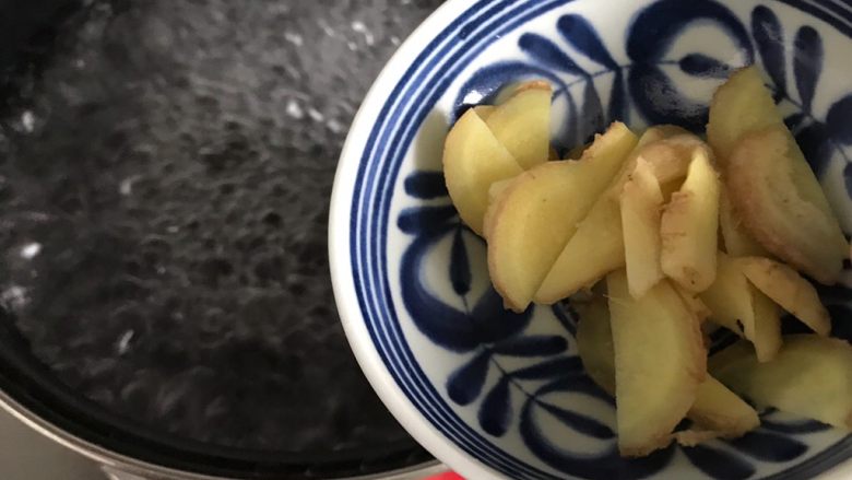 冬笋菌菇排骨老鸭煲(高压锅版),水开后下一半的姜片