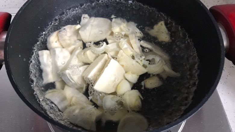 冬笋菌菇排骨老鸭煲(高压锅版),水开后放入冬笋煮两分钟去涩